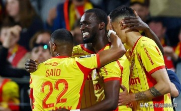 一场1-0，上演绝杀好戏，第79分钟破门，朗斯险胜，紧追大巴黎