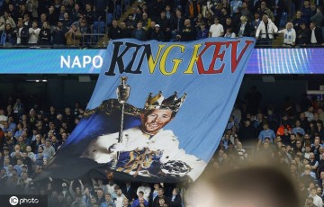 国王凯文重返伊蒂哈德 曼城球迷打出横幅致敬德布劳内</title>
        
    <title>国王凯文重返伊蒂哈德 曼城球迷打出横幅致敬德布劳内