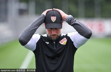 德甲球队斯图加特训练备战比赛</title>
        
    <title>德甲球队斯图加特训练备战比赛