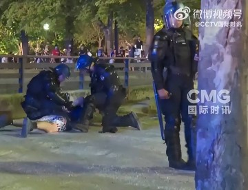 不到48小时巴黎失控，欧冠喜迎卫冕，多地暴乱四起，马克龙急出手