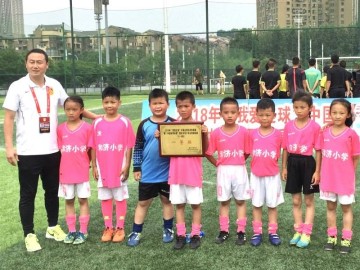签下西甲球队职业合同的16岁少年刘凯源在重庆开启青训
